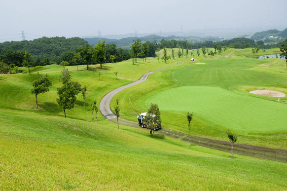 まずは実際にゴルフ場を見学します。