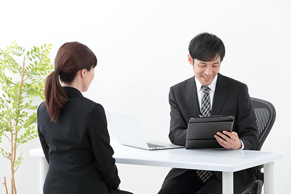 面接を行い、条件を確認します。